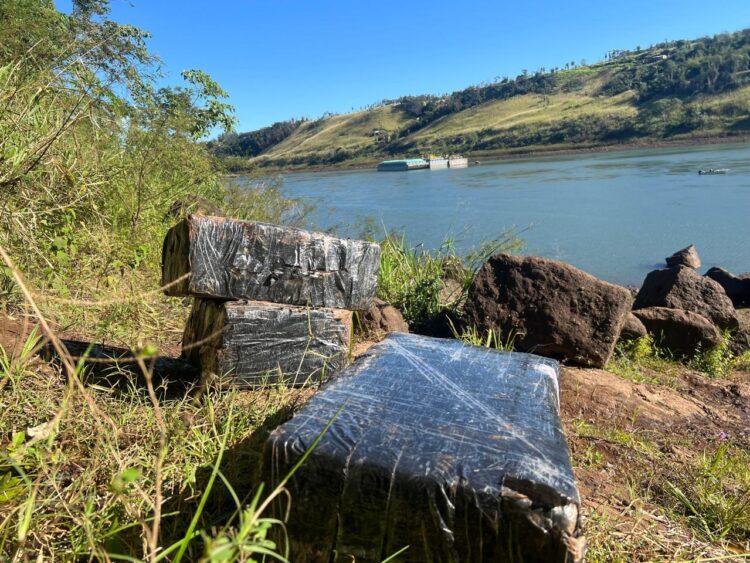 Durante abordagem policial, motorista abandona carro com 800 kg de maconha