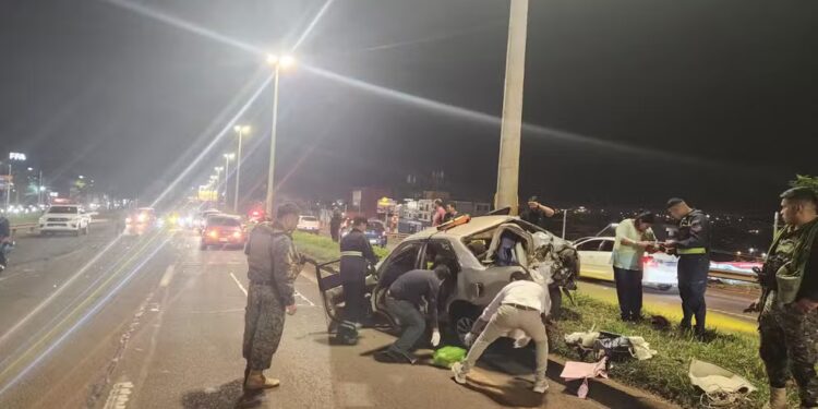 Casal de estudantes de medicina morre em grave acidente envolvendo moto no Paraguai