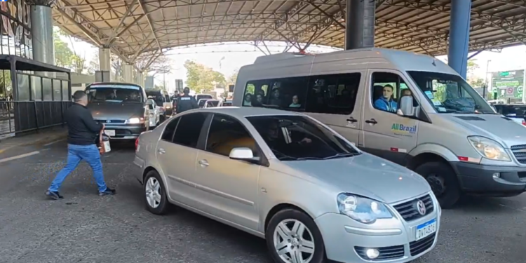 Homem atira contra agentes da marinha paraguaia após ter combustível apreendido na ponte