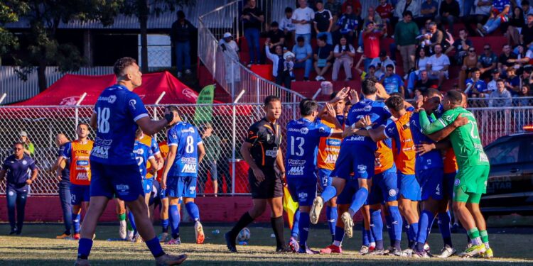 Futebol: nos pênaltis, o Foz vence o Paranavaí e conquista acesso no Paranaense