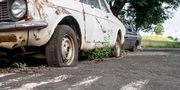 Vereadores debatem retirada de carros abandonados das ruas em sessão na Câmara