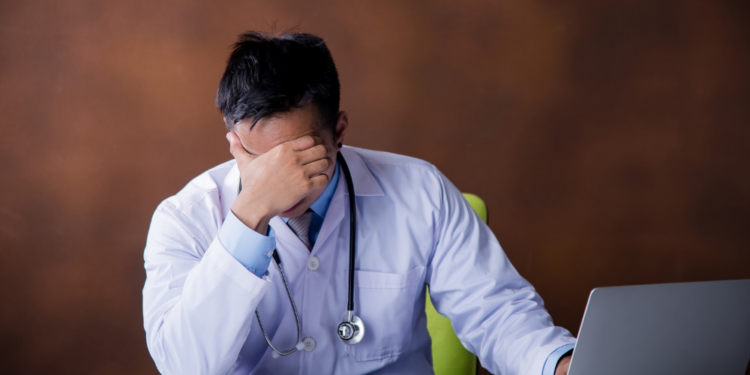 Negativa de atestado é principal causa de agressões a médicos nas UPAs