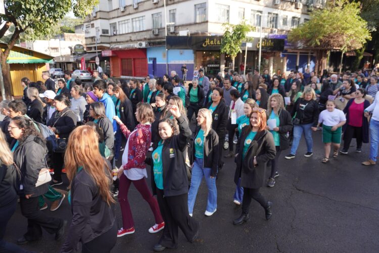 Foz tem ato em defesa das APAEs contra ação que ameaça escolas especializadas