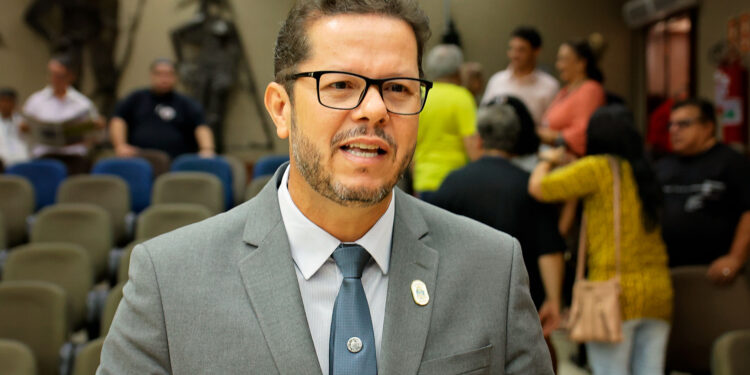 Debrito recua e revoga ato de censura à circulação de jornais e revistas no prédio da Câmara