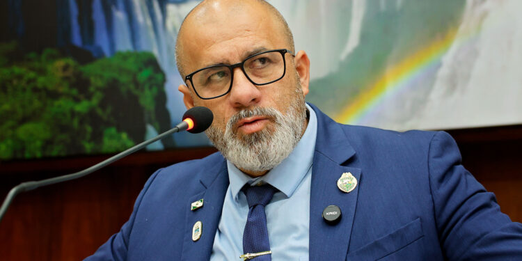 Fruet assina parecer acatando veto total do executivo ao seu próprio projeto