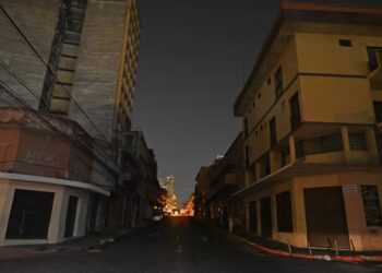 Falha em linha de transmissão causa apagão em massa no Paraguai