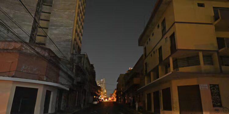 Falha em linha de transmissão causa apagão em massa no Paraguai