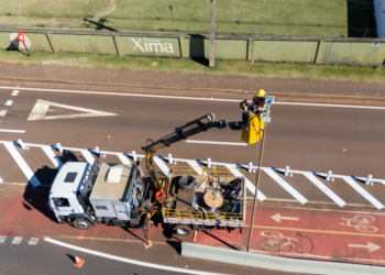 EPR Iguaçu moderniza iluminação e sinalização viária em trecho urbano de Foz do Iguaçu