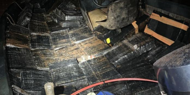 Condutor joga lancha carregada de maconha contra a barranca do lago e foge da polícia