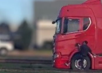 Homem se arrisca ao ficar dependurado em caminhão em movimento na BR-277