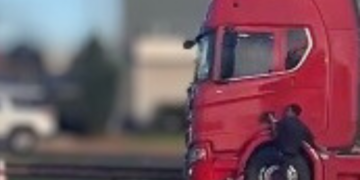 Homem se arrisca ao ficar dependurado em caminhão em movimento na BR-277