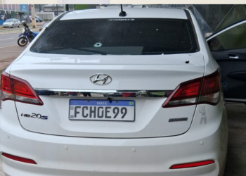 Perseguição policial a carro furtado acaba com dois suspeitos presos e um baleado