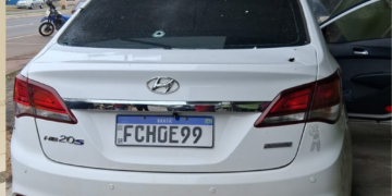 Perseguição policial a carro furtado acaba com dois suspeitos presos e um baleado