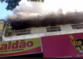 Incêndio de grandes proporções atinge residência com comércio no bairro Morumbi II