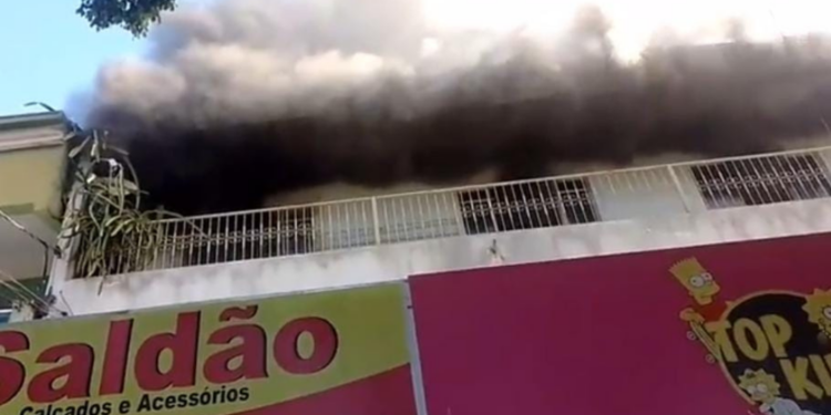 Incêndio de grandes proporções atinge residência com comércio no bairro Morumbi II