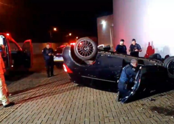 Homem foge da GM com cocaína, atropela motociclista e capota carro durante a fuga