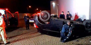 Homem foge da GM com cocaína, atropela motociclista e capota carro durante a fuga