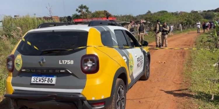 Corpo é encontrado enrolado em lençol em terreno baldio no Jardim Universitário