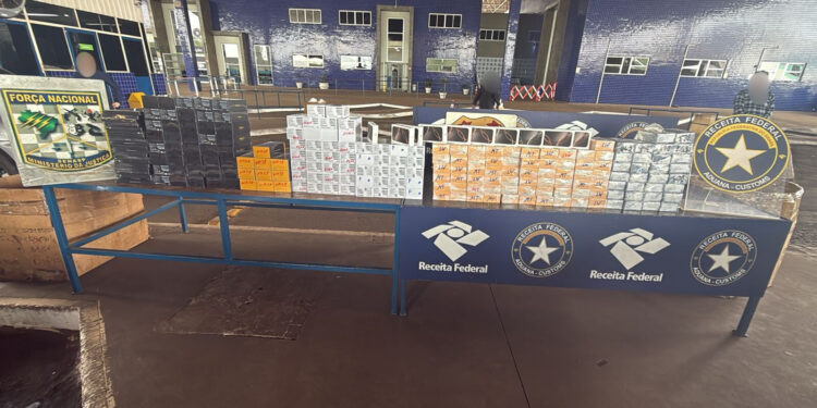 Receita Federal apreende 200 smartphones escondidos em fundo falso na Ponte da Amizade