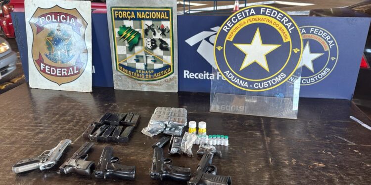 Armas e anabolizantes são apreendidos em ação conjunta na Ponte da Amizade