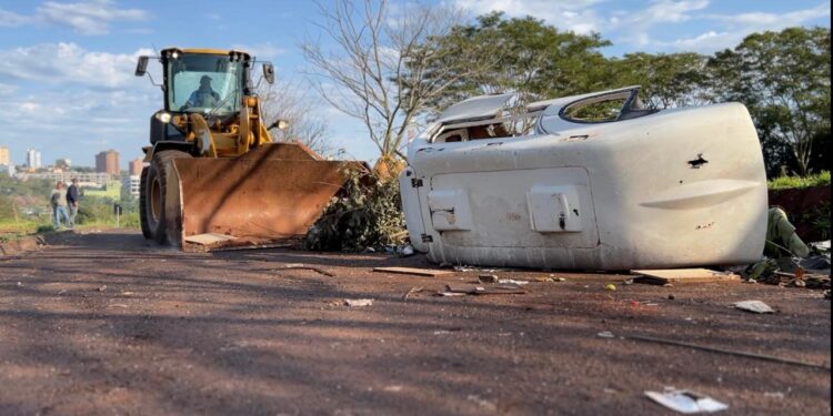 Carcaça de carro e lixo tomam conta da Rua 18, apesar de limpezas da prefeitura