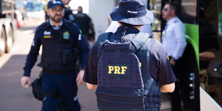 PRF fiscaliza transporte de passageiros e prende uma pessoa durante operação