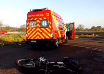 Motociclista fica em estado crítico após grave acidente na Perimetral Leste