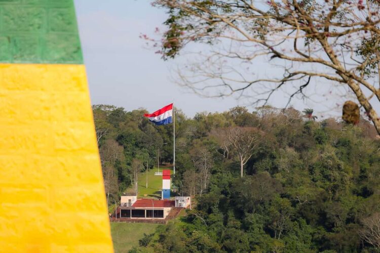 Marco das Três Fronteiras premia registros de visitantes em concurso de fotografia