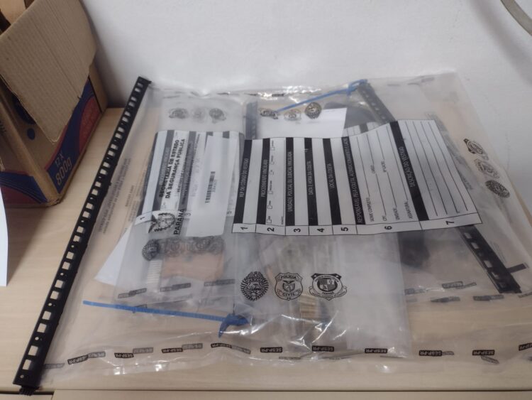 Após disparos de tiros e uma pessoa ferida, PM apreende armas, munições e explosivos