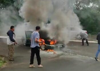 Veículo, sem ocupantes, pega fogo na Avenida Beira Rio