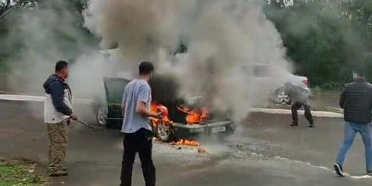 Veículo, sem ocupantes, pega fogo na Avenida Beira Rio