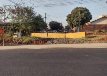 Moradores reclamam de bloqueio no acesso à Rua Florinda Veloso dos Santos, no Residencial Cohiguaçu