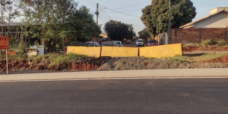 Moradores reclamam de bloqueio no acesso à Rua Florinda Veloso dos Santos, no Residencial Cohiguaçu