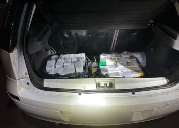 Fiscalização na BR-277 intercepta comboio de cinco veículos com R$ 150 mil em contrabando