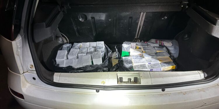 Fiscalização na BR-277 intercepta comboio de cinco veículos com R$ 150 mil em contrabando