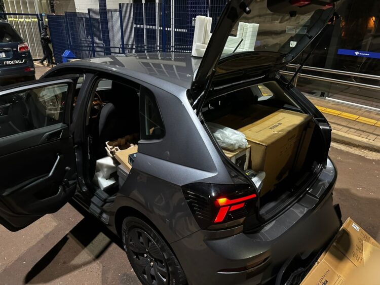 Fiscalização na BR-277 intercepta comboio de cinco veículos com R$ 150 mil em contrabando