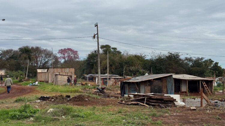 Fozhabita desmonta barracos de área ocupada no Lagoa Dourada