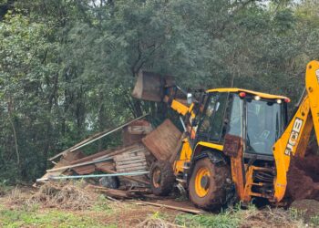 Fozhabita desmonta barracos de área ocupada no Lagoa Dourada