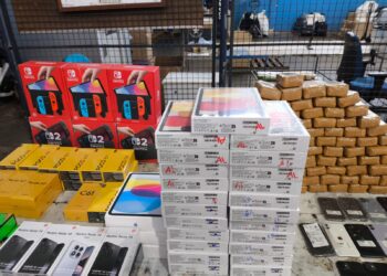 Receita Federal deslacra ônibus de turismo com R$ 700 mil em mercadorias irregulares