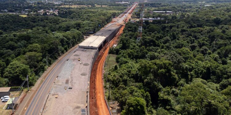 Governador diz que duplicação da Avenida das Cataratas será entregue neste ano  