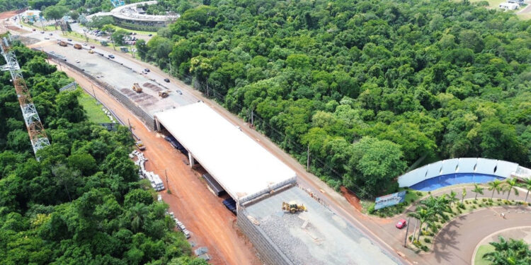 Responsáveis pelas obras da Avenida das Cataratas não aparecem para reunião e frustram setor de turismo
