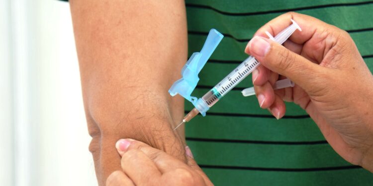 Surto de sarampo na Bolívia faz saúde ampliar vacinação contra a doença no Paraná