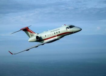 Avião da FAB sobrevoa aeroporto de Foz para testar equipamento ILS