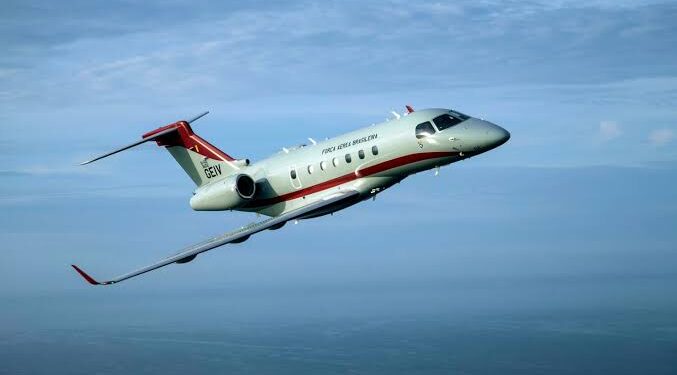 Avião da FAB sobrevoa aeroporto de Foz para testar equipamento ILS