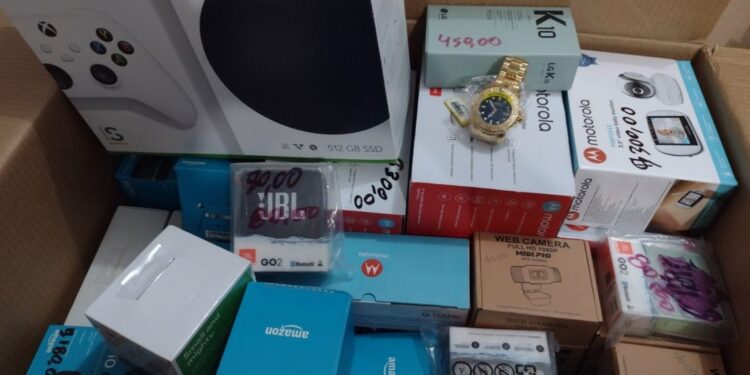 Celulares apreendidos pela Receita Federal serão vendidos em Bazar pela AFA