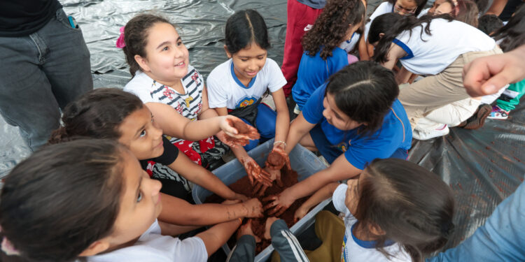 Crianças participam da 1ª oficina de confecção de tijolos do futuro Centre Pompidou Paraná