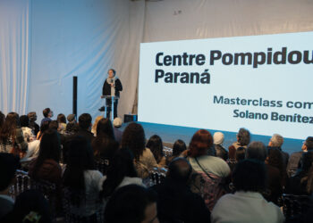 Solano Benítez aprofunda conceitos do Centre Pompidou Paraná em palestra no terreno do museu