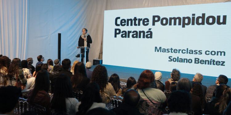 Solano Benítez aprofunda conceitos do Centre Pompidou Paraná em palestra no terreno do museu