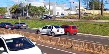 Criminosos roubam carro na BR-277 e abandonam vítima e veículo usado no assalto