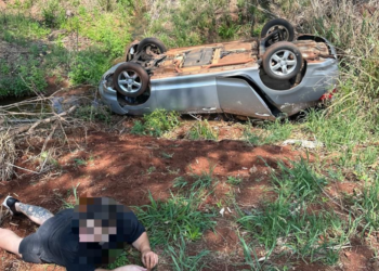 Carro capota com R$ 200 mil em celulares após perseguição na BR-277